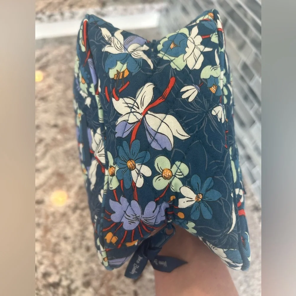 Vera Bradley Floral Bursts insulted lunch bag - Picture 9 of 13